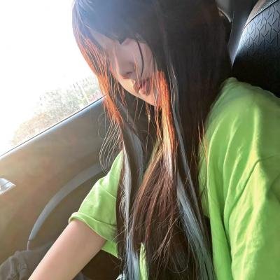 泳池里的女人